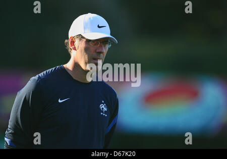 L'entraîneur Laurent Blanc France assiste à une session de formation de l'équipe nationale de soccer à Kirsha Stadium à Donetsk, Ukraine, 22 juin 2012. Photo : Thomas Eisenhuth dpa (veuillez vous reporter aux chapitres 7 et 8 de l'http://dpaq.de/Ziovh de l'UEFA Euro 2012 Termes & Conditions) Banque D'Images