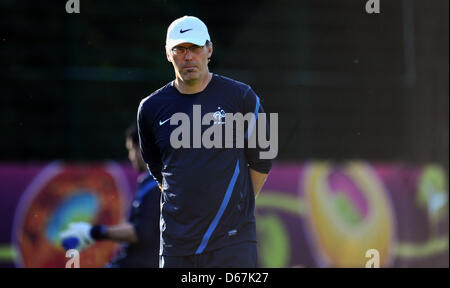 L'entraîneur Laurent Blanc France assiste à une session de formation de l'équipe nationale de soccer à Kirsha Stadium à Donetsk, Ukraine, 22 juin 2012. Photo : Thomas Eisenhuth dpa (veuillez vous reporter aux chapitres 7 et 8 de l'http://dpaq.de/Ziovh de l'UEFA Euro 2012 Termes & Conditions) Banque D'Images