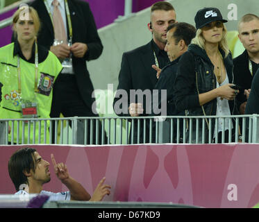 Lena Gercke (R), la petite amie de l'Allemand Sami Khedira soccer player ( L) après l'UEFA EURO 2012 football match de quart de finale l'Allemagne contre la Grèce à Arena Gdansk à Gdansk, Pologne, 22 juin 2012. Photo : Andreas Gebert dpa (veuillez vous reporter aux chapitres 7 et 8 de l'http://dpaq.de/Ziovh de l'UEFA Euro 2012 Termes & Conditions)  + + +(c) afp - Bildfunk + + + Banque D'Images