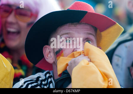 Soccer fans watch l'UEFA EURO 2012 football match de quart de finale l'Allemagne contre la Grèce à la fan mile à Porte de Brandebourg à Berlin, Allemagne, 22 juin 2012. L'UEFA EURO 2012 de football a lieu en Pologne et Ukraine du 08 juin au 01 juillet 2012. Photo : Maurizio Gambarini Banque D'Images