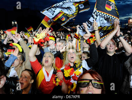 Soccer fans watch l'UEFA EURO 2012 football match de quart de finale l'Allemagne contre la Grèce à Hambourg, Allemagne, 22 juin 2012. L'UEFA EURO 2012 de football a lieu en Pologne et Ukraine du 08 juin au 01 juillet 2012. Photo : Angelika Warmuth dpa/lno Banque D'Images