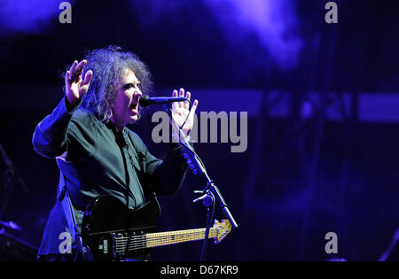 Robert James Smith de la Cure doit effectuer à l'Hurricane Festival à Scheessel, Allemagne, 22 juin 2012. Le festival dure du 22 au 24 juin 2012 et est vendu avec 73 000 visiteurs. Photo : DANIEL REINHARDT Banque D'Images