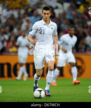 Laurent Koscielny la France Contrôle le ballon pendant l'UEFA EURO 2012 football match de quart de finale l'Espagne contre la France lors de la Donbass Arena de Donetsk, Ukraine, 23 juin 2012. Photo : Thomas Eisenhuth dpa (veuillez vous reporter aux chapitres 7 et 8 de l'http://dpaq.de/Ziovh de l'UEFA Euro 2012 Termes & Conditions) Banque D'Images