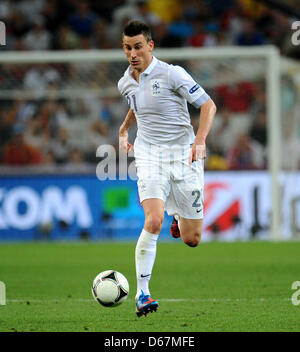 Laurent Koscielny la France Contrôle le ballon pendant l'UEFA EURO 2012 football match de quart de finale l'Espagne contre la France lors de la Donbass Arena de Donetsk, Ukraine, 23 juin 2012. Photo : Thomas Eisenhuth dpa (veuillez vous reporter aux chapitres 7 et 8 de l'http://dpaq.de/Ziovh de l'UEFA Euro 2012 Termes & Conditions) Banque D'Images