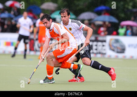 La robe néerlandais van der Horst (L) rivalise pour le bal avec l'Allemagne lors de l'international Zeller Christopher field hockey match entre les Pays-Bas et l'Allemagne sur un champ de DSD Duesseldorf à Duesseldorf, Allemagne, 24 juin 2012. Photo : Revierfoto Banque D'Images