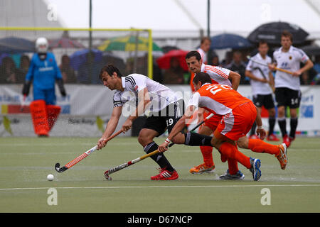 La ponceuse néerlandais De Wijn (R) convoite la la balle avec l'Allemagne lors de l'international Zeller Christopher field hockey match entre les Pays-Bas et l'Allemagne sur un champ de DSD Duesseldorf à Duesseldorf, Allemagne, 24 juin 2012. Photo : Revierfoto Banque D'Images