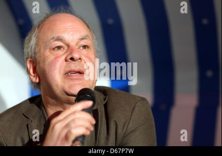 Bernd Film Boehlich est assis dans une chaise de plage au cours d'une conférence de presse pour le FilmArtFestival Mecklembourg-poméranie à Schwerin, Allemagne, 04 mai 2012. Boehlich a commencé comme un assistant du directeur de la télévision de la RDA et de finir d'étudier pour être un directeur à l'académie du film Babelsberg en 1982. Photo : Jens Buettner Banque D'Images