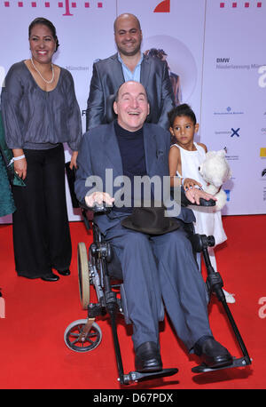 Acteur Philippe Pozzo di Borgo (en chaise roulante), sa belle-soeur Naima Plaza, sa fille Wijdane et acteur Abdel Sellou arrivent à la diva 2012 entertainment award show à Munich, Allemagne, 26 juin 2012. Les deux ont reçu le prix pour son film 'l'Intouchables'. Prix divertissement allemand 'Diva' a été décerné pour la 22e fois. Le prix est attribué à des personnes avec un extraordinaire Banque D'Images