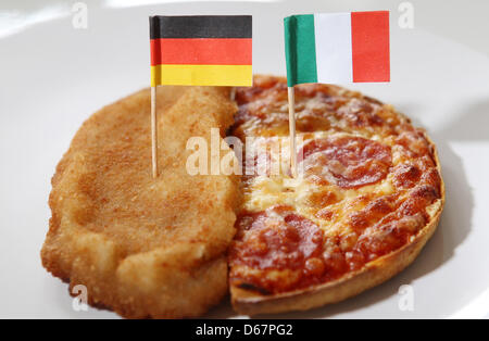 ILLUSTRATION - An illustrated photo montre une escalope avec un drapeau allemand et un drapeau italien avec une pizza sur une plaque à Hambourg, Allemagne, 26 juin 2012. L'Allemagne jouera l'Italie en demi-finale de l'EURO 2012 à Varsovie le 28 juin 2012. Photo : Malte Chrétiens Banque D'Images