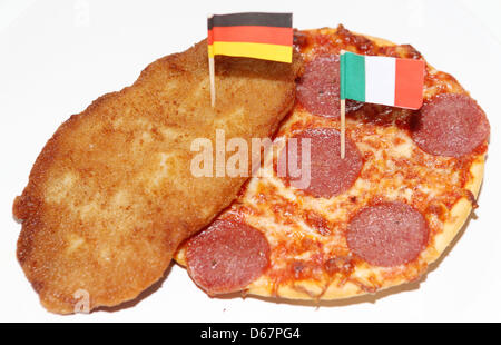 ILLUSTRATION - An illustrated photo montre une escalope avec un drapeau allemand et un drapeau italien avec une pizza sur une plaque à Hambourg, Allemagne, 26 juin 2012. L'Allemagne jouera l'Italie en demi-finale de l'EURO 2012 à Varsovie le 28 juin 2012. Photo : Malte Chrétiens Banque D'Images