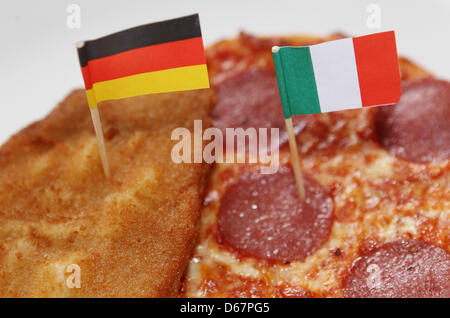 ILLUSTRATION - An illustrated photo montre une escalope avec un drapeau allemand et un drapeau italien avec une pizza sur une plaque à Hambourg, Allemagne, 26 juin 2012. L'Allemagne jouera l'Italie en demi-finale de l'EURO 2012 à Varsovie le 28 juin 2012. Photo : Malte Chrétiens Banque D'Images