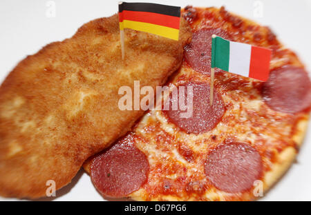 ILLUSTRATION - An illustrated photo montre une escalope avec un drapeau allemand et un drapeau italien avec une pizza sur une plaque à Hambourg, Allemagne, 26 juin 2012. L'Allemagne jouera l'Italie en demi-finale de l'EURO 2012 à Varsovie le 28 juin 2012. Photo : Malte Chrétiens Banque D'Images