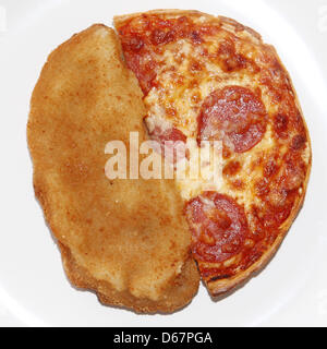 ILLUSTRATION - An illustrated photo montre une escalope et une pizzeria située sur un plateau à Hambourg, Allemagne, 26 juin 2012. L'Allemagne jouera l'Italie en demi-finale de l'EURO 2012 à Varsovie le 28 juin 2012. Photo : Malte Chrétiens Banque D'Images