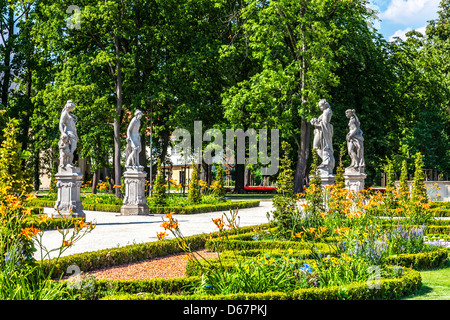 Les jardins du 17ème siècle, Palais Royal de Wilanów à Varsovie, Pologne. Banque D'Images