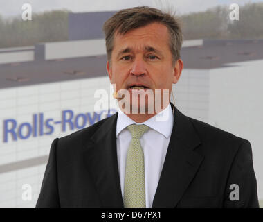 Michael Haidinger (Président Rolls-Royce Allemagne) parle à l'occasion de l'élargissement de la Rolls-Royce emplacement dans Dahlewitz,, Allemagne, 26 juin 2012. L'entreprise a investi 90 millions d'euros dans une nouvelle situation d'essai pour les moteurs de grande taille. En 2014, le développement important des tests sur le moteur Trent XWB sera terminé d'ici. Photo : Bernd Settnik Banque D'Images