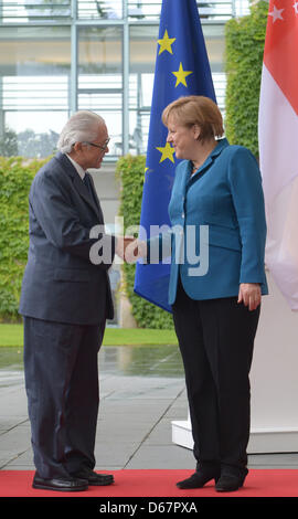 Président de Singapour Tony Tan Keng Yam est accueilli par la chancelière allemande, Angela Merkel, en face de la chancellerie fédérale à Berlin, Allemagne, 27 juin 2012. Le Président dans la région de l'Allemagne jusqu'au 29 juin 2012. Photo : RAINER JENSEN Banque D'Images