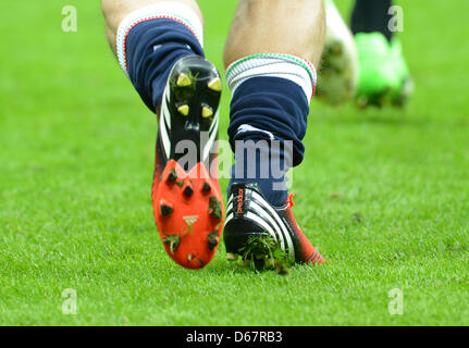 L'Italie, Riccardo Montolivo pendant une session de formation de l'équipe nationale de football italienne au stade National à Varsovie, Pologne, 27 juin 2012. Photo : Marcus Brandt dpa (veuillez vous reporter aux chapitres 7 et 8 de l'http://dpaq.de/Ziovh de l'UEFA Euro 2012 Termes & Conditions) Banque D'Images