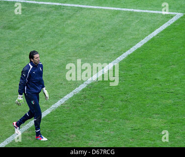 L'équipe nationale de football Italie gardien Gianluigi Buffon pendant une session de formation de l'équipe nationale de football au stade National à Varsovie, Pologne, 27 juin 2012. Photo : Jens Wolf dpa (veuillez vous reporter aux chapitres 7 et 8 de l'http://dpaq.de/Ziovh de l'UEFA Euro 2012 Termes & Conditions) Banque D'Images