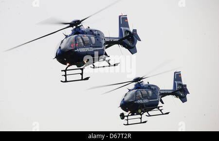 Deux hélicoptères Eurocopter EC 135 prendre part à un exercice sur le site de l'escadron aérien de la Police Fédérale Allemande dans Blumber, Allemagne, 27 juin 2012. Photo : Hannibal Hanschke Banque D'Images