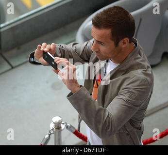 Présentateur de télévision allemand Kai Pflaume fait des photos avant de l'UEFA EURO 2012 football match de demi-finale de l'Allemagne contre l'Italie au stade National à Varsovie, Pologne, 28 juin 2012. Photo : Marcus Brandt dpa (veuillez vous reporter aux chapitres 7 et 8 de l'http://dpaq.de/Ziovh de l'UEFA Euro 2012 Termes & Conditions)  + + +(c) afp - Bildfunk + + + Banque D'Images