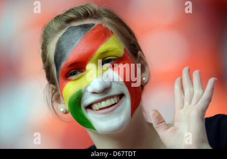 Un supporter, avec son visage peint en couleurs allemandes et italiennes, cheers avant l'UEFA EURO 2012 football match de demi-finale de l'Allemagne contre l'Italie au stade National à Varsovie, Pologne, 28 juin 2012. Photo : Andreas Gebert dpa (veuillez vous reporter aux chapitres 7 et 8 de l'http://dpaq.de/Ziovh de l'UEFA Euro 2012 Termes & Conditions)  + + +(c) afp - Bildfunk + + + Banque D'Images