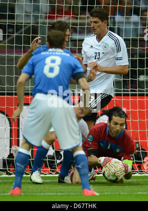 L'Italie gardien Gianluigi Buffon (R) le dispute à l'Allemagne Mario Gomez pour la balle pendant l'UEFA EURO 2012 football match de demi-finale de l'Allemagne contre l'Italie au stade National à Varsovie, Pologne, 28 juin 2012. Photo : Andreas Gebert dpa (veuillez vous reporter aux chapitres 7 et 8 de l'http://dpaq.de/Ziovh de l'UEFA Euro 2012 Termes & Conditions)  + + +(c) afp - Bildfunk + + + Banque D'Images