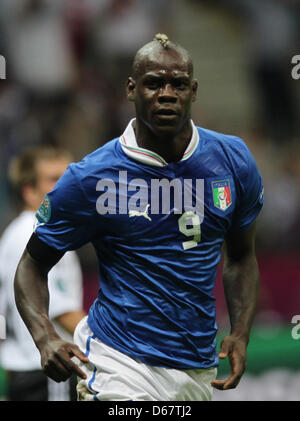 Mario Balotelli de l'Italie célèbre après avoir marqué le 0-1 pendant l'UEFA EURO 2012 football match de demi-finale de l'Allemagne contre l'Italie au stade National à Varsovie, Pologne, 28 juin 2012. Photo : Jens Wolf dpa (veuillez vous reporter aux chapitres 7 et 8 de l'http://dpaq.de/Ziovh de l'UEFA Euro 2012 Termes & Conditions)  + + +(c) afp - Bildfunk + + + Banque D'Images