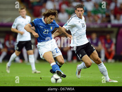 L'Allemagne Mario Gomez (R) convoite la la balle avec l'Italie Andrea Pirlo pendant l'UEFA EURO 2012 football match de demi-finale de l'Allemagne contre l'Italie au stade National à Varsovie, Pologne, 28 juin 2012. Photo : Andreas Gebert dpa (veuillez vous reporter aux chapitres 7 et 8 de l'http://dpaq.de/Ziovh de l'UEFA Euro 2012 Termes & Conditions)  + + +(c) afp - Bildfunk + + + Banque D'Images