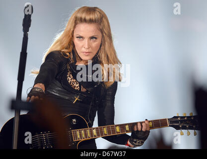 Madonna nous joue sur la scène pendant un concert de son MDNA World Tour 2012, à Berlin, Allemagne, 28 juin 2012. Photo : Britta Pedersen Banque D'Images