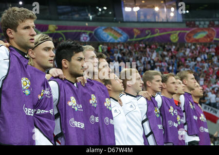 Les joueurs de l'Allemagne chanter l'hymne national au cours de l'UEFA EURO 2012 football match de demi-finale de l'Allemagne contre l'Italie au stade National à Varsovie, Pologne, 28 juin 2012. Photo : Jens Wolf dpa (veuillez vous reporter aux chapitres 7 et 8 de l'http://dpaq.de/Ziovh de l'UEFA Euro 2012 Termes & Conditions) Banque D'Images