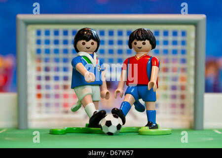L'illustration montre un Playmobil figures dans un Italien (L) et un maillot espagnol au fabricant de jouets Playmobil à Zirndorf, Allemagne, 28 juin 2012. L'Espagne devra faire face à l'Italie pour le dernier match de l'UEFA EURO 2012. Photo : Daniel Karmann Banque D'Images
