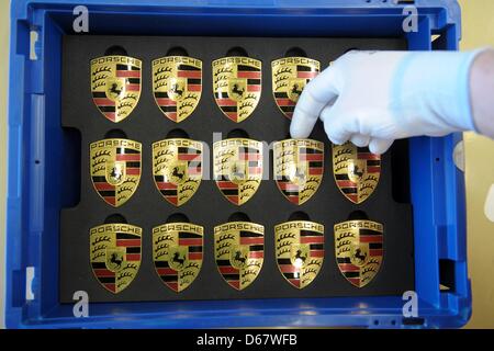 Fichier - Un fichier photo en date du 14 mars 2011 montre Porsche logos dans une case à l'usine Porsche à Leipzig, en Allemagne. La demi-millionième Porsche a été produit à l'usine Porsche de Leipzig le 29 juin 2012. La Porsche Cayenne et Panamera sont fabriqués à Leipzig. Photo : Peter Endig Banque D'Images