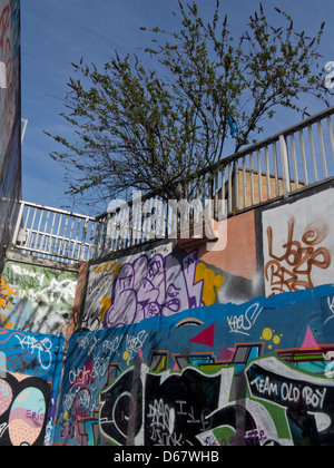 Graffiti sur un mur dans un tunnel à Leake Street. London UK. La zone est réservée aux artistes de graffiti Banque D'Images