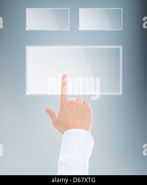 En poussant le bouton clavier doigt Banque D'Images