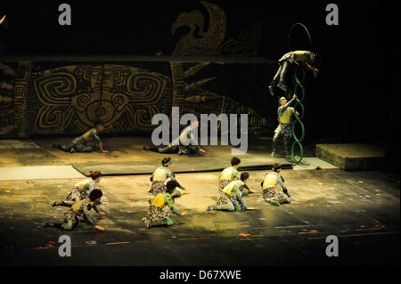 Beijing, Chine - Avril 1:un groupe de danseurs acrobat pendant show acrobatique au théâtre de Chaoyang, Beijing le 1 avril 2013. Banque D'Images