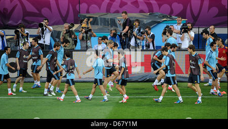 Les joueurs de l'équipe d'Espagne réchauffer devant certains photographes lors d'une session de formation de l'équipe nationale de football espagnole au NSC Olimpiyskiy Stade Olympique de Kiev, Kiev, Ukraine, le 30 juin 2012. L'Italie fera face à l'Espagne dans la finale de l'UEFA EURO 2012, le 01 juillet à Kiev. Photo : Thomas Eisenhuth dpa (veuillez vous reporter aux chapitres 7 et 8 de l'UEFA Euro 2012 pour http://dpaq.de/Ziovh Te Banque D'Images