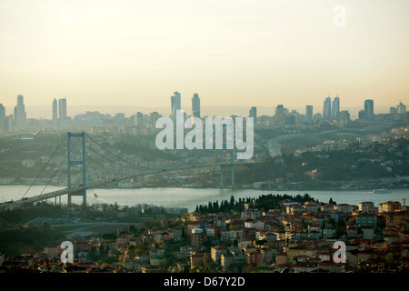 La Turquie Istanbul Buyuk Camlica Parkanlage Auf Einem Hugel Mit Blick Uber Die 1 Bosporus Brucke Auf Die Stadt Photo Stock Alamy