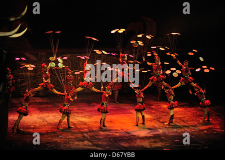 Beijing, Chine - Avril 1:un groupe de danseurs acrobat pendant show acrobatique au théâtre de Chaoyang, Beijing le 1 avril 2013. Banque D'Images