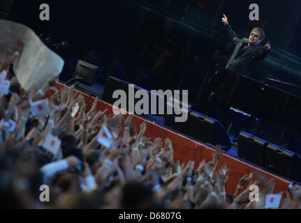 Le chanteur britannique Elton John joue sur la scène pendant un concert de charité à la place de l'indépendance dans le centre-ville de Kiev, Ukraine, le samedi, 30 juin 2012. Les recettes du concert va au Elena Franchuk anti-AIDS Foundation. Photo : Andreas Gebert Banque D'Images