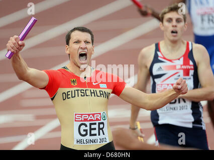 Thomas Schneider de Allemagne célèbre après avoir placé troisième dans l'épreuve du relais 4x400m à la finale Championnats d'Europe d'athlétisme 2012 au Stade Olympique d'Helsinki, Finlande, 30 juin 2012. L'athlétisme a lieu à Helsinki du 27 juin au 01 juillet 2012. Photo : Michael Kappeler dpa  + + +(c) afp - Bildfunk + + + Banque D'Images