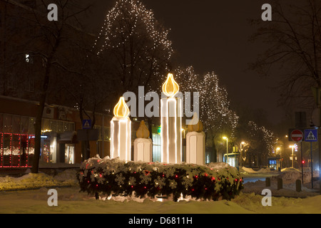 Lumières de Noël et des décorations dans une ville. Bougies de l'Avent Banque D'Images