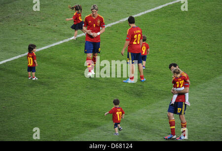 L'Espagne de Fernando Torres (L-R), Sebastian Cazorla et Alvaro Arbeloa célèbrent sur le terrain après avoir remporté la finale de l'UEFA EURO 2012 match de football l'Espagne et l'Italie au Stade Olympique de Kiev, Ukraine, 01 juillet 2012. Photo : Thomas Eisenhuth dpa (veuillez vous reporter aux chapitres 7 et 8 de l'http://dpaq.de/Ziovh de l'UEFA Euro 2012 Termes & Conditions)  + + +(c) afp - Bildfunk + + + Banque D'Images