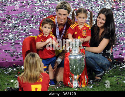 L'Espagne Fernando Torres est lui-même photographié avec femme Olalla (R) et les enfants Leo (L) et Nora (2e R) avec le trophée après la finale de l'UEFA EURO 2012 match de football l'Espagne contre l'Italie au Stade Olympique de Kiev, Ukraine, 01 juillet 2012. Photo : Thomas Eisenhuth dpa (veuillez vous reporter aux chapitres 7 et 8 de l'http://dpaq.de/Ziovh de l'UEFA Euro 2012 Termes & Conditions)  + + +(c) dp Banque D'Images