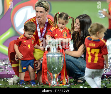 L'Espagne de Fernando Torres s'agenouille à côté de l'épouse de trophée avec Olalla (R) et les enfants Leo (L) et Nora (2e R) après l'UEFA EURO 2012 football match final contre l'Espagne l'Italie au Stade Olympique de Kiev, Ukraine, 01 juillet 2012. Photo : Andreas Gebert dpa (veuillez vous reporter aux chapitres 7 et 8 de l'http://dpaq.de/Ziovh de l'UEFA Euro 2012 Termes & Conditions)  + + +(c) afp - Bildfunk + + + Banque D'Images