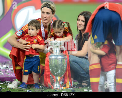 L'Espagne Fernando Torres est lui-même photographié avec femme Olalla (R) et les enfants Leo (L) et Nora (2e R) avec le trophée après la finale de l'UEFA EURO 2012 match de football l'Espagne contre l'Italie au Stade Olympique de Kiev, Ukraine, 01 juillet 2012. Photo : Andreas Gebert dpa (veuillez vous reporter aux chapitres 7 et 8 de l'http://dpaq.de/Ziovh de l'UEFA Euro 2012 Termes & Conditions) Banque D'Images