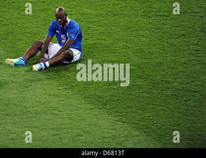 Mario Balotelli de l'Italie se trouve sur le terrain après l'UEFA EURO 2012 football match final contre l'Espagne l'Italie au Stade Olympique de Kiev, Ukraine, 01 juillet 2012. Photo : Thomas Eisenhuth dpa (veuillez vous reporter aux chapitres 7 et 8 de l'http://dpaq.de/Ziovh de l'UEFA Euro 2012 Termes & Conditions)  + + +(c) afp - Bildfunk + + + Banque D'Images