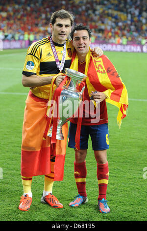 L'Espagne Iker Casillas (L) et Xavi Hernandez organiser la coupe de l'Uefa après l'UEFA EURO 2012 football match final contre l'Espagne l'Italie au Stade Olympique de Kiev, Ukraine, 01 juillet 2012. L'Espagne a gagné 4-0. Photo : Revierfoto Banque D'Images