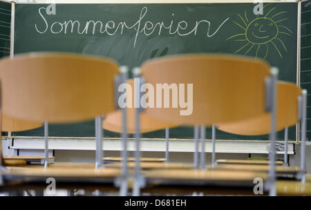 Fichier - Un fichier illustration datée du 30 juillet 2010 montre un conseil par les lettres avec le mot 'summer holidays' dans une salle de classe à Munich, Allemagne. Photo : Marc Mueller Banque D'Images