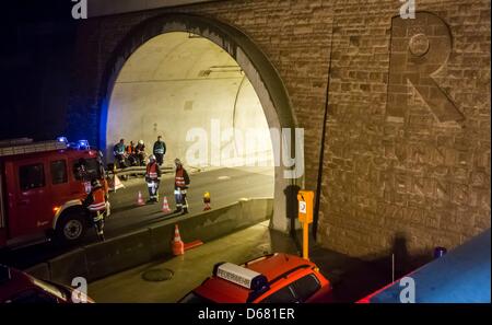 Les camions de pompiers sont représentés devant le Tunnel Rennsteig en Allemagne, 30 juin 2012. Plus de 200 pompiers, policiers, membres du Service Médical d'urgence, et de l'Agence fédérale de secours technique (THW) pratiqué un scénario d'accident avec trois voitures, un camion, et 53 acteurs. L'exercice de sauvetage, qui était le plus grand depuis l'ouverture de la 8-kilomet Banque D'Images
