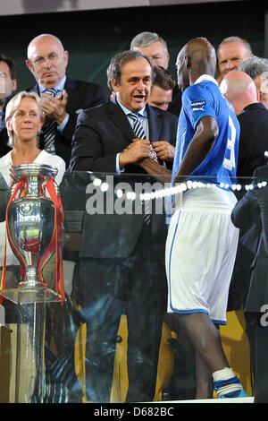 Le Président de l'UEFA Michel Platini (L) et de l'Italie Mario Balotelli pendant la cérémonie de présentation après l'UEFA EURO 2012 football match final contre l'Espagne l'Italie au Stade Olympique de Kiev, Ukraine, 01 juillet 2012. L'Espagne a gagné 4-0. Photo : Revierfoto Banque D'Images